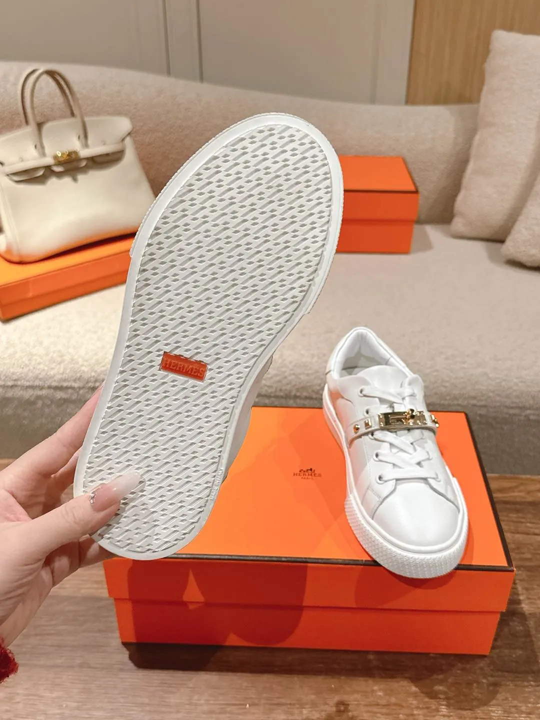 👟👟Ex-factory price 600👟👟Hermes top version couple model Epsom calfskin and calfskin loafer style lace-up sneakers, with functional rose gold-plated Kelly shoe buckles. Create a stylish urban look. Fabric: Specific cowhide/canvas material Lining: Sheepskin lining Outsole: Original molded TPU outsole Size: 35-45